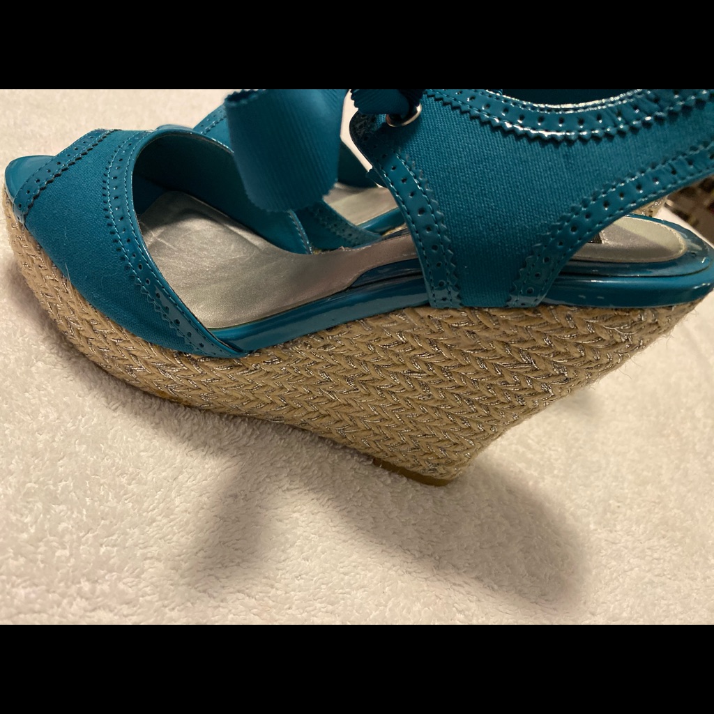 Almost Brand New Wedges White House  Black Market  Box 52